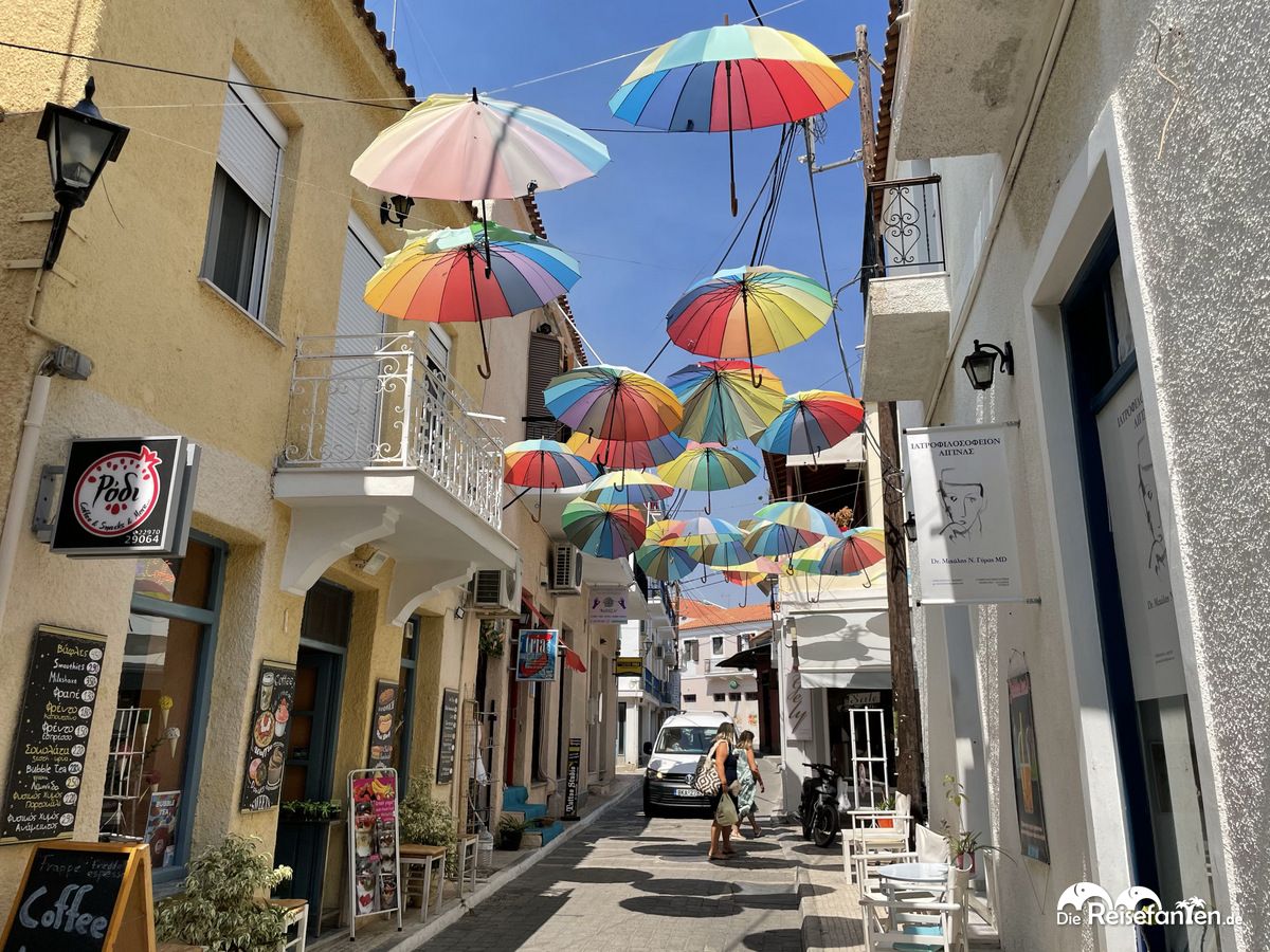 Netter Fotospot mit Regenschirmen auf Aegina