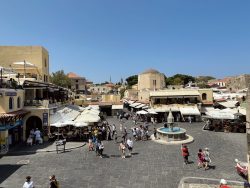 Blick auf den Hippocrates Square in der Altstadt von Rhodos Stadt