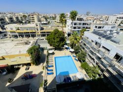 Blick auf den Pool vom Sunflower Hotel in Larnaka