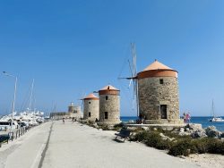 Blick auf die alten Windmühlen von Rhodos