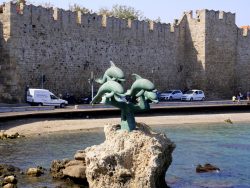 Blick auf eine Delfin Statue am Hafen von Rhodos Stadt