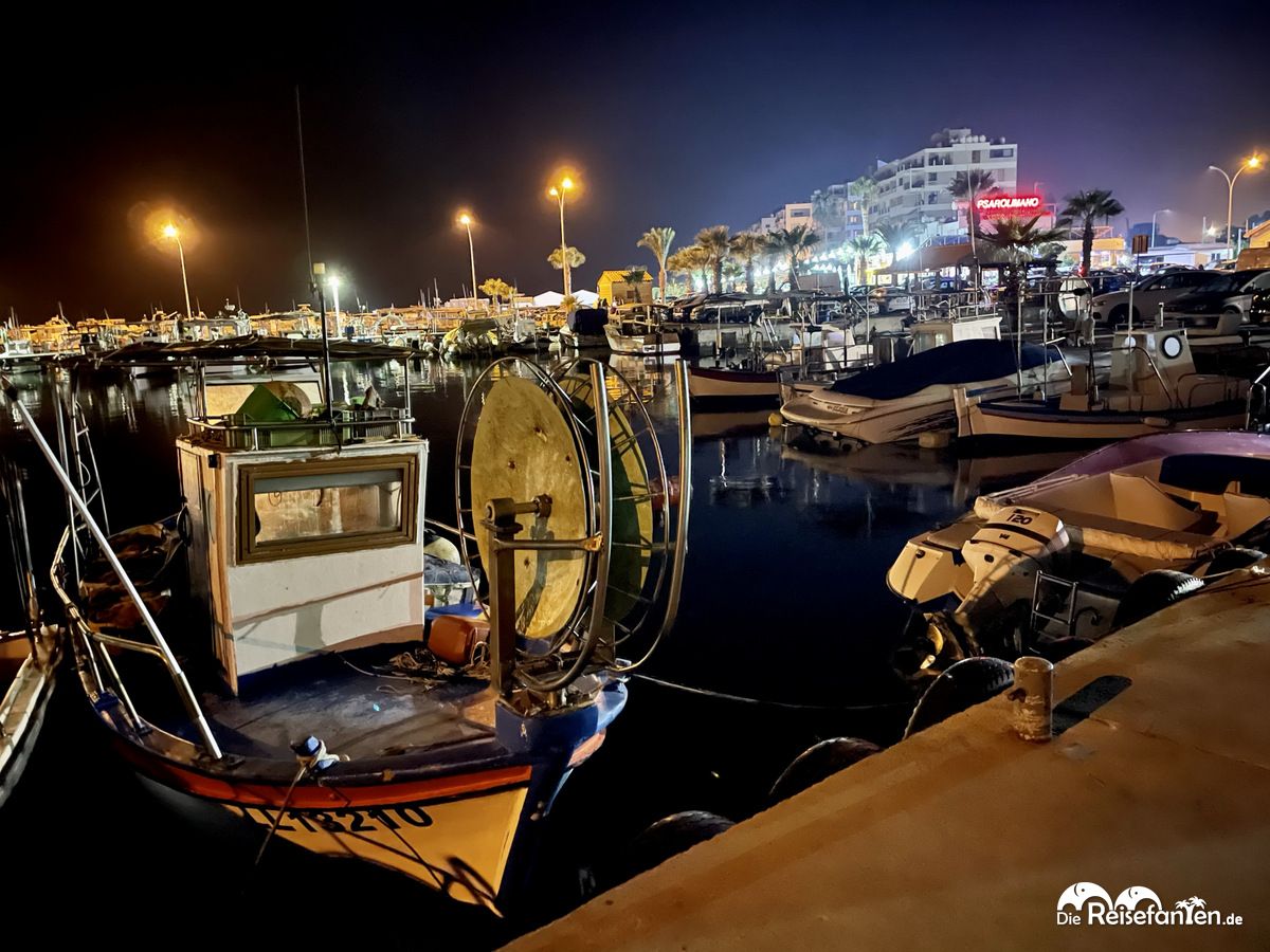 Der Hafen von Larnaka bei Nacht