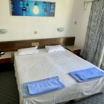 Doppelbett im Appartement im Sunflower Hotel in Larnaka