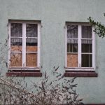 Fenster im verlassenen Gebäude in Dünsen