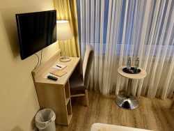 Fernseher und kleine Sitzecke im Doppelzimmer im Parkhotel Bad Harzburg