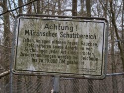 Warnschild vor dem Sicherheitsbereich der Muna Dünsen