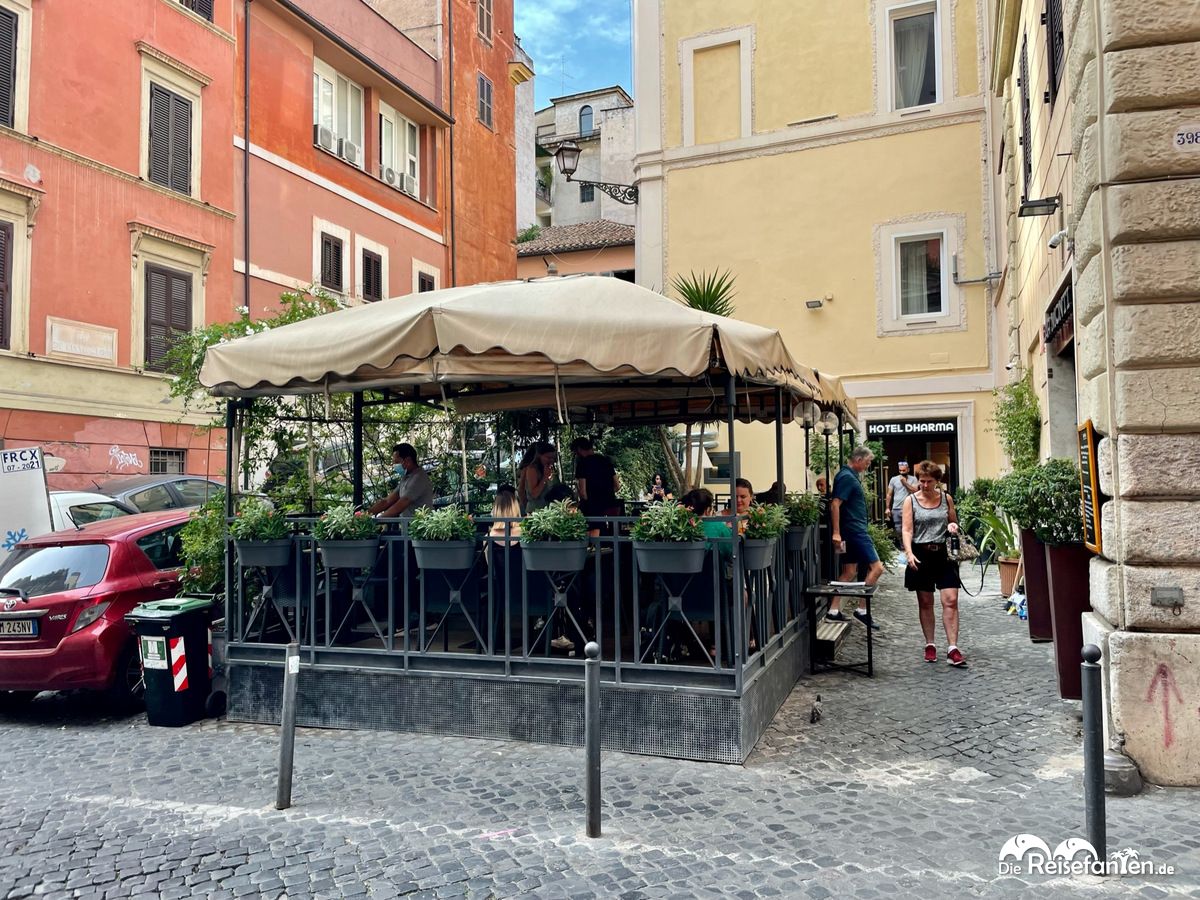 Außenbereich der Bar Monti in Rom