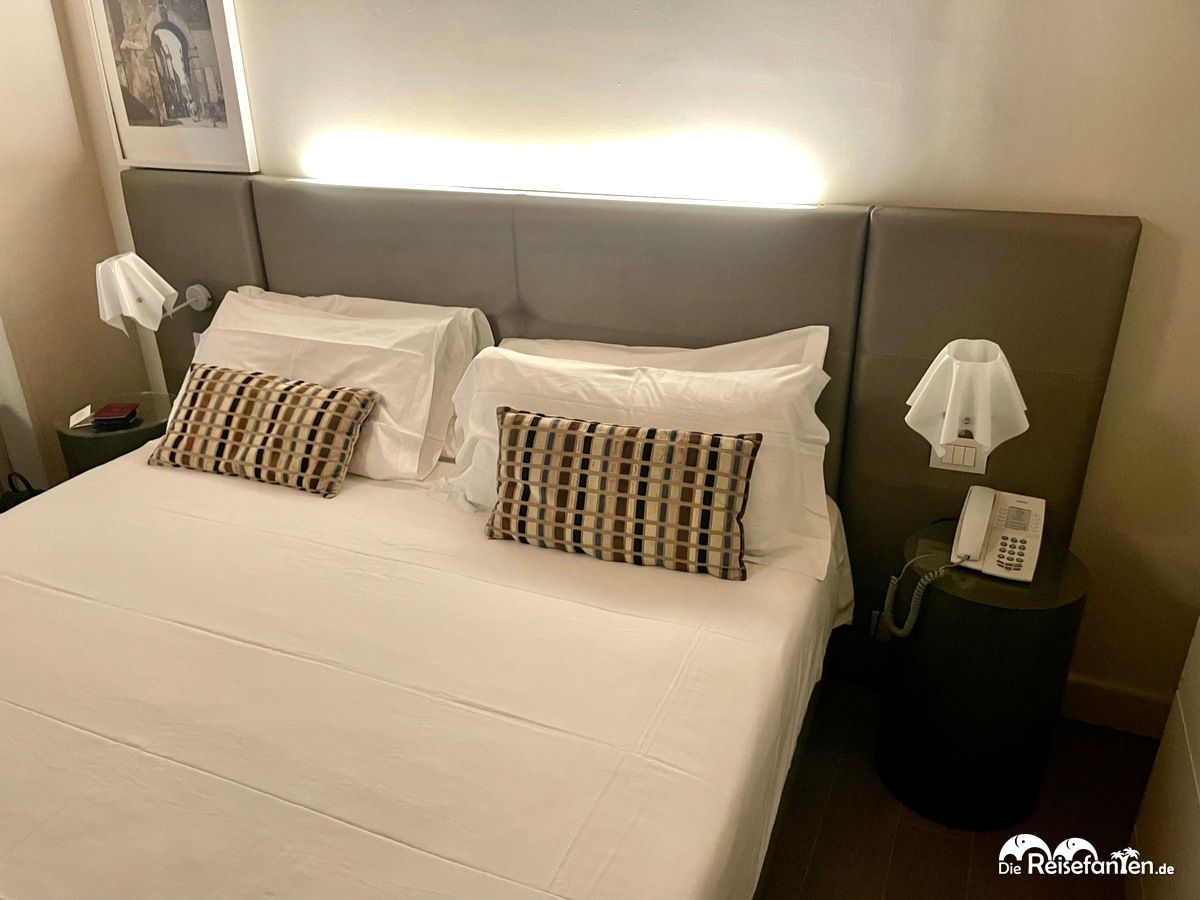 Doppelbett im Trevi Palace Luxury Inn in Rom