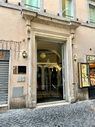 Eingang zum Trevi Palace Luxury Inn in Rom