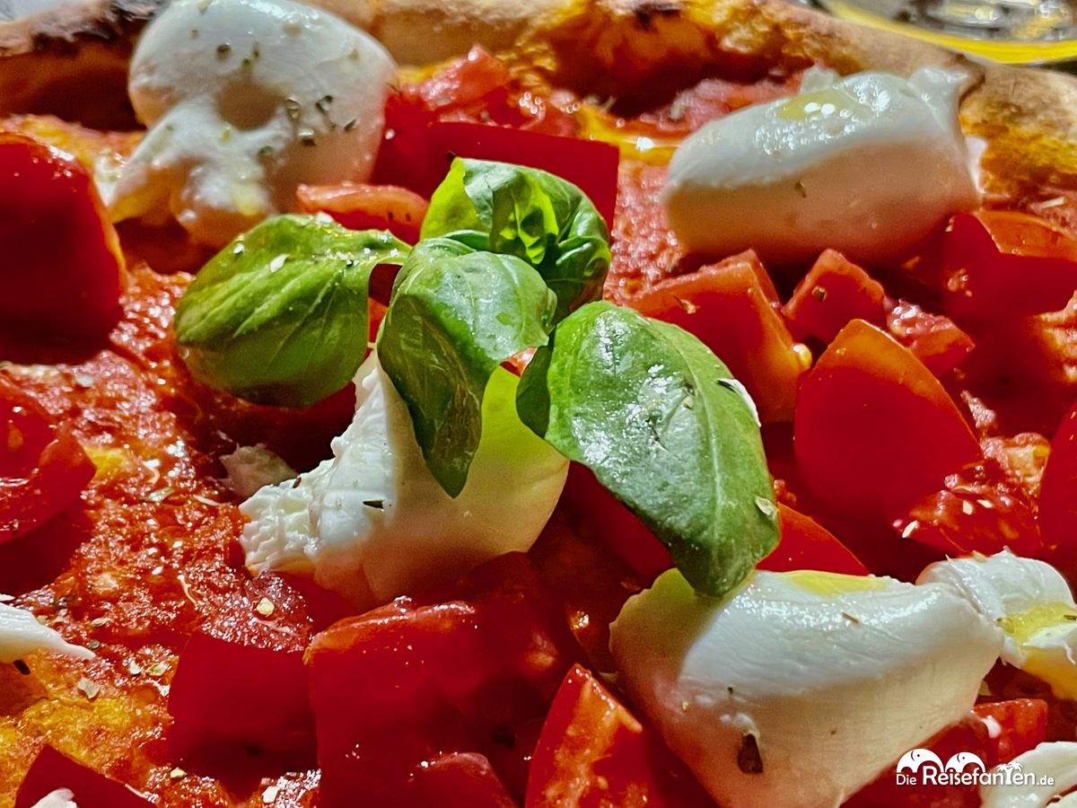 Leckere Pizza Caprese im Restaurant Pizza In Trevi in Rom