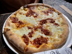 Pizza Ragu im Restaurant Pizza In Trevi in Rom