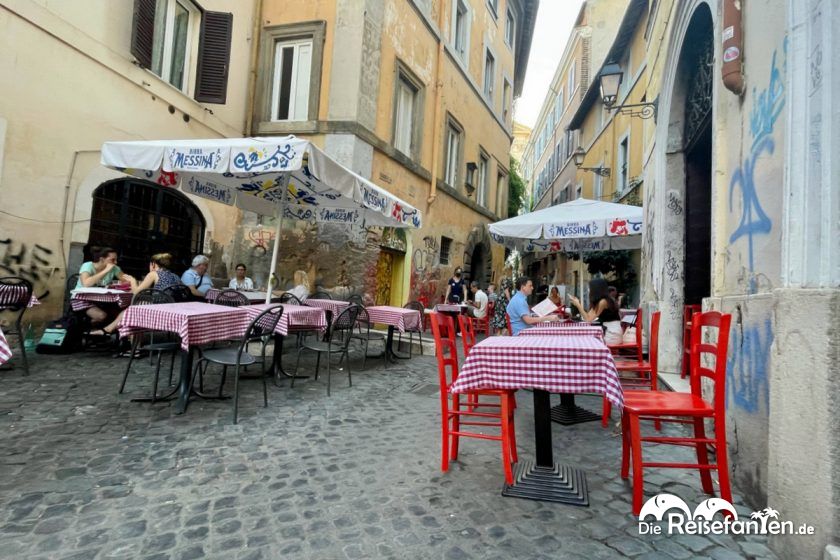 Außenbereich der Pizzeria Dar Poeta in Rom