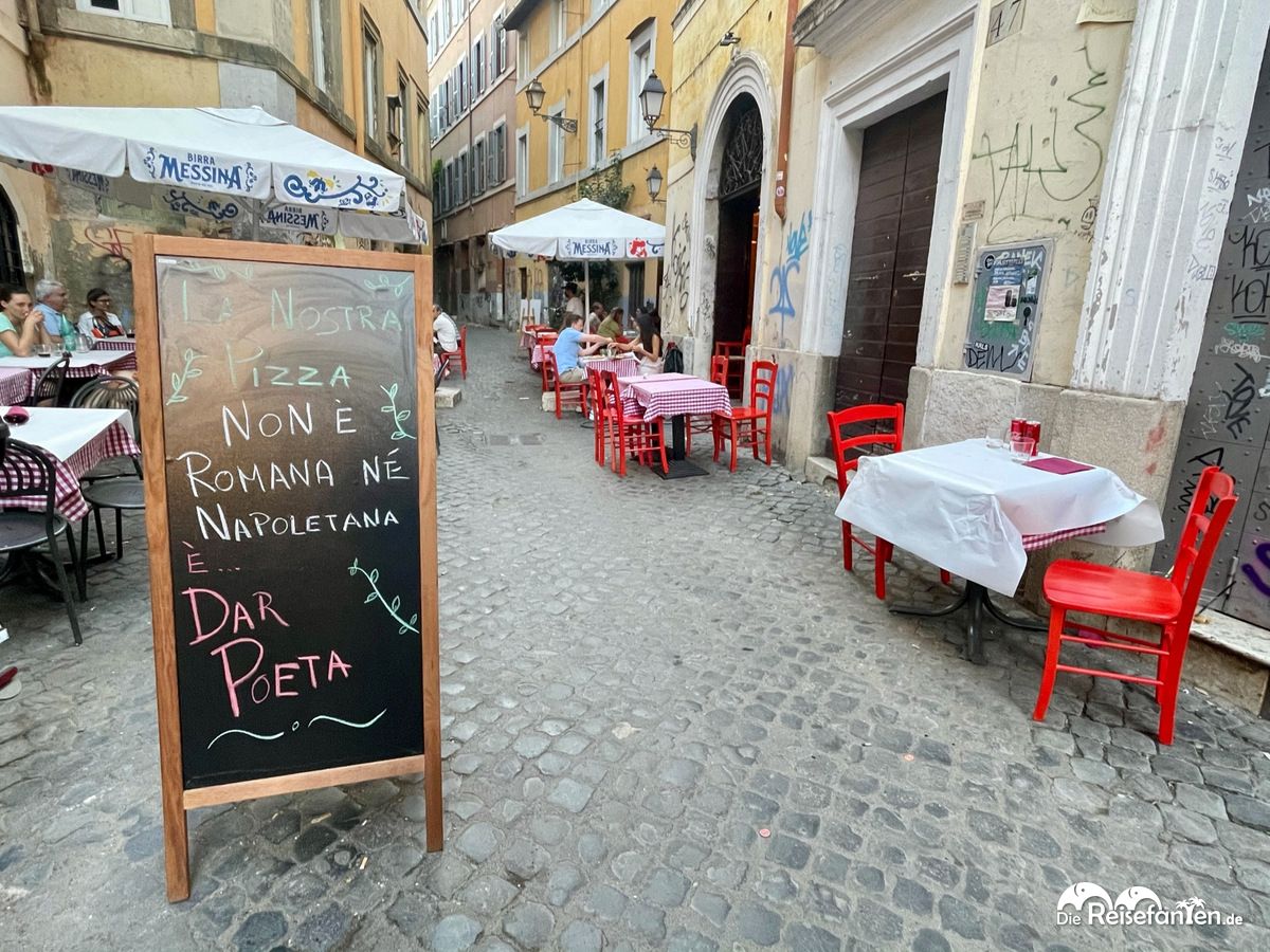 Blick auf den Außenbereich der Pizzeria Dar Poeta in Rom