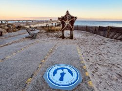 Kusshaltestelle mit Liebesschloss Seestern