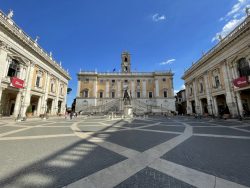 Der Kapitolsplatz mit Mosaik