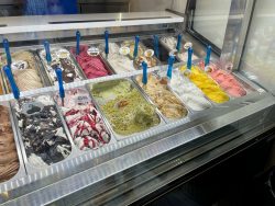 Die Eistheke in der Alla Scala Gelateria in Rom