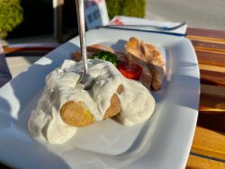 Gegrilltes Lachsfilet mit einer Ofenkartoffel im Gosch Restaurant Freudental