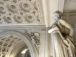 Kunstvoll gestalteter Innenbereich des Vittorio Emanuele Denkmals in Rom