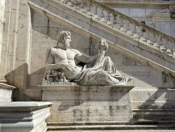 Statue am Kapitolsplatz