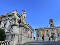 Treppenaufgang mit Statue