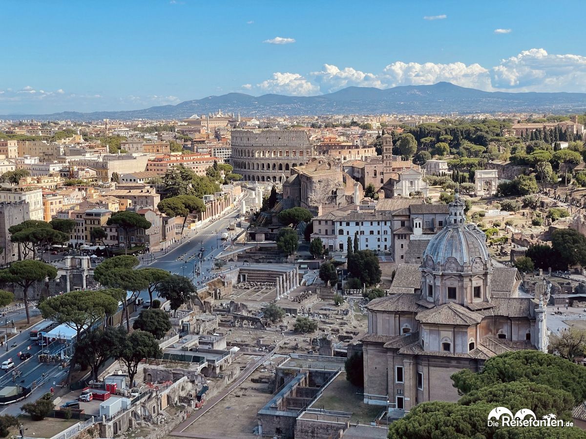 Vom Vittorio Emanuele Denkmal hat man auch einen schönen Blick auf das Kolosseum