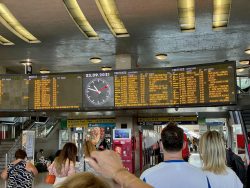Anzeigetafel am Bahnhof Roma Termini