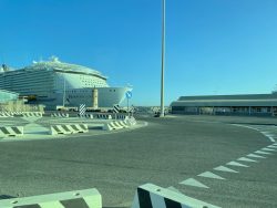 Die Harmony of the Seas im Hafen von Civitavecchia
