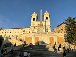 Die Spanische Treppe in Rom ist ein beliebter Treffpunkt