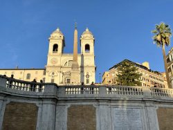 Kathedrale am Ende der Spanischen Treppe in Rom