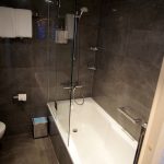 Badewanne in Badezimmer 2 der Suite an Bord der Harmony of the Seas