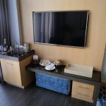 Fernseher und Kühlschrank der Suite der Harmony of the Seas