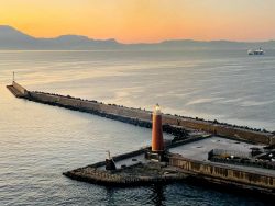 Leuchtturm an der Hafeneinfahrt von Neapel