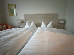 Doppelbett im Strandhotel Wietjes auf Baltrum