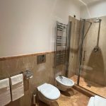 Badezimmer in der Albergo Ottocento in Rom