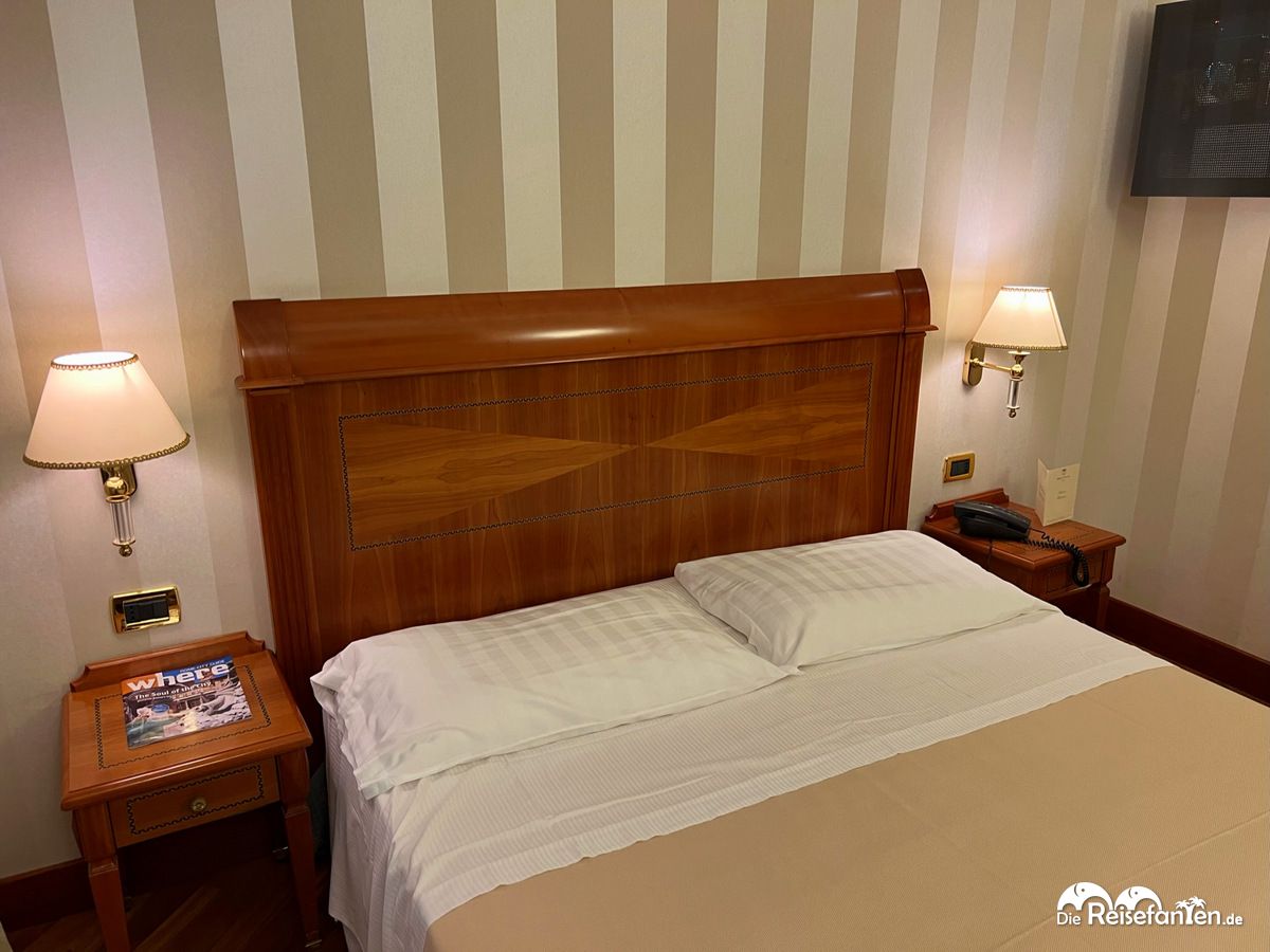 Doppelbett in der Albergo Ottocento in Rom