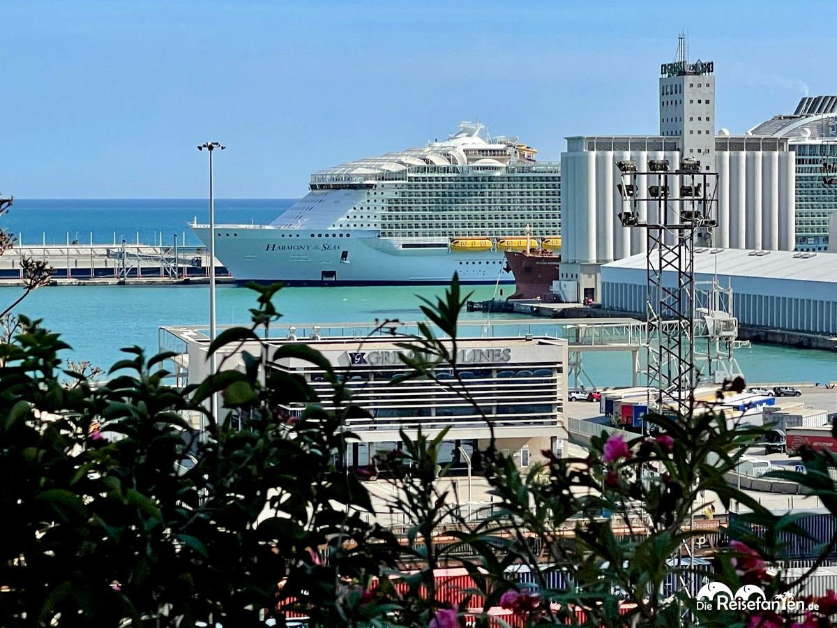 Blick auf die Harmony of the Seas in Barcelona