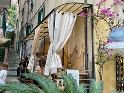 Blick auf die Sitzplätze vom Restaurant San Martino in Monterosso Al Mare