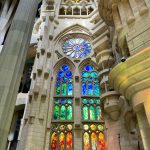 Bunte Kirchenfenster in der Sagrada Familia in Barcelona