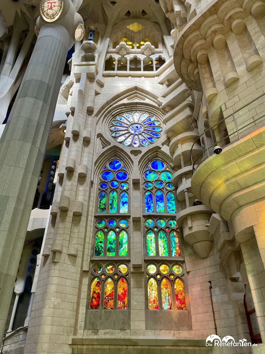 Bunte Kirchenfenster in der Sagrada Familia in Barcelona