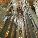 Die Säulen in der Sagrada Familia in Barcelona stellen Bäume da