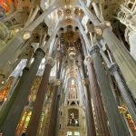 Die Säulen in der Sagrada Familia in Barcelona stellen Bäume da