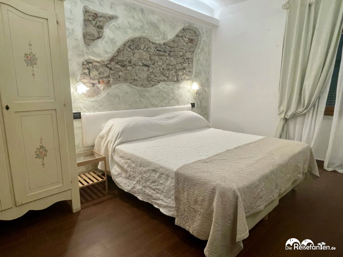 Doppelbett in der Albergo Marina in Monterosso Al Mare