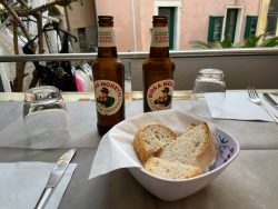 Moretti mit Aussicht im Restaurant San Martino in Monterosso Al Mare