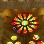 Mosaikfenster in der Sagrada Familia in Barcelona