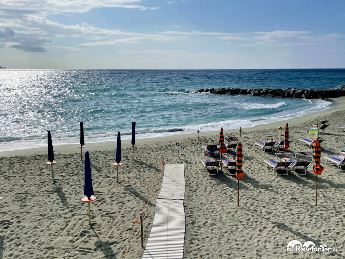 Am Strand Von Monterosso Al Mare Reisefanten De