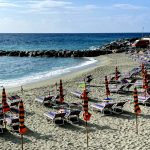 Sonnenliegen am Strand von Monterosso al Mare