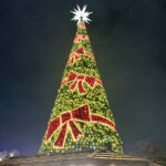 Beleuchteter Weihnachtsbaum im Winter Wonderland im Hyde Park in London
