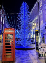 Blauer Weihnachtsbaum in der Molton Street in London