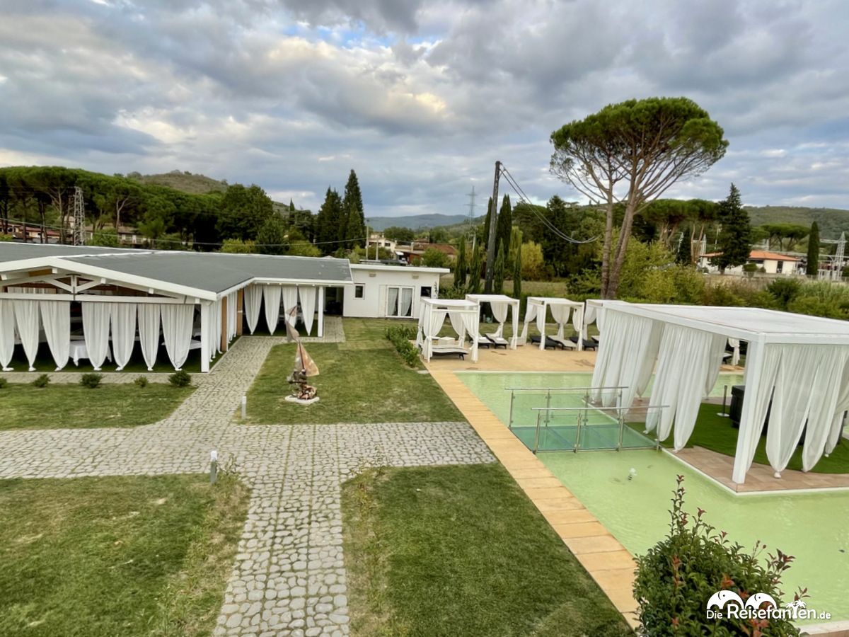 Blick auf die Gartenanlage des iConic Resort in Arezzo
