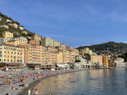 Bunte Häuserfassaden am Strand von Camogli